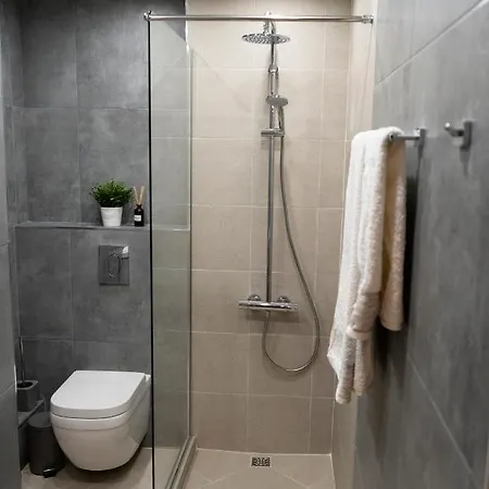 Urban Elegance By Eagles' Bridge Apartment