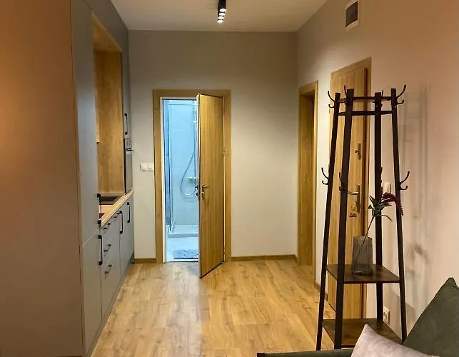 Urban Elegance By Eagles' Bridge *