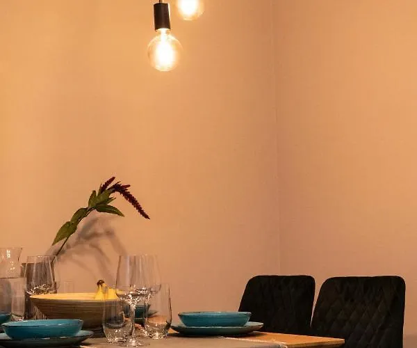 Urban Elegance By Eagles' Bridge